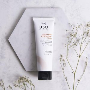 USU COSMETICS ESPUMA LIMPIADORA EXFOLIANTE CON CÁSCARA DE NUEZ Y ÁCIDO HIALURÓNICO 120 ML.